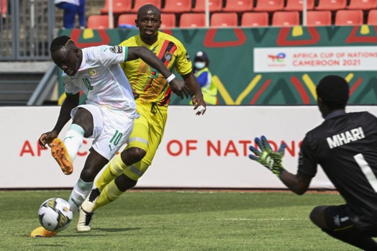 Senegal edge Zimbabwe through Mane’s late penalty