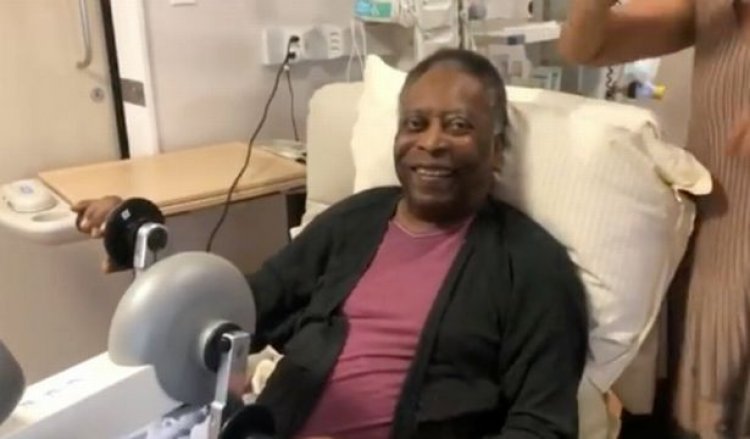 Pele offers brave update on 'difficult treatment' 