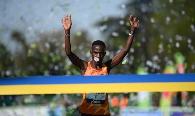 Kenya's Jeptum breaks women's record at Paris marathon