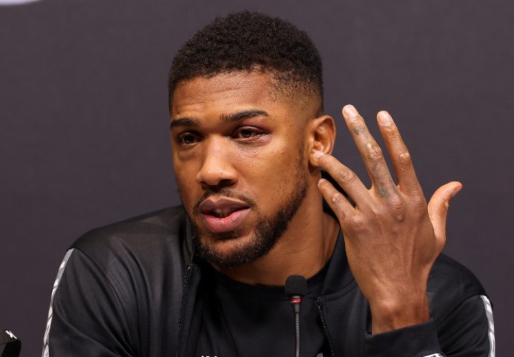 Joshua hands £20 notes to kids, set to defy by Promoter signing deal to fight Fury