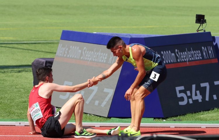 Athlete stops to help injured rival at the European Championships