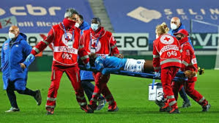 Osimhen Injures his knee, leaves training in severe pain 