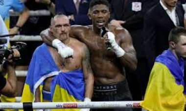 Usyk replaces Joshua’s ‘old phone’ with a custom new one during life-changing Ukraine trip